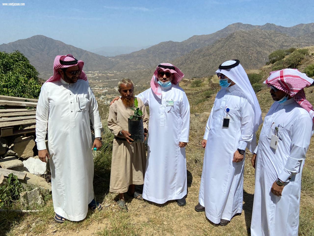 محافظ المجاردة ومدراء الإدارات يقومون بزيارة عدد من المواقع للوقوف على بعض المطالبات والالتقاء ببعض المواطنين ومتابعة معالجة التشوهات البصريه