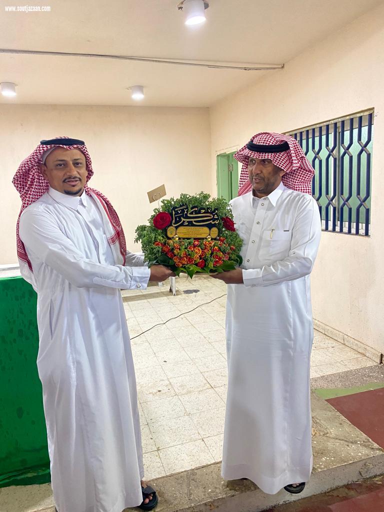 منسوبي  متوسطة وثانوية الدغارير  يكرمون مدير مدرستهم الأستاذ حسين الشعبي 