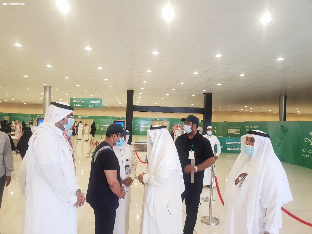 محافظ المجاردة يزور مركز اللقاحات ويتابع آلية تقديم اللقاحات للطلاب والطالبات بدون مواعيد مسبقه