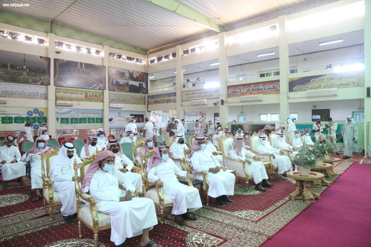محافظ بيش يرعى حفل التعليم بمناسبة ذكرى البيعة السابعة للملك سلمان .