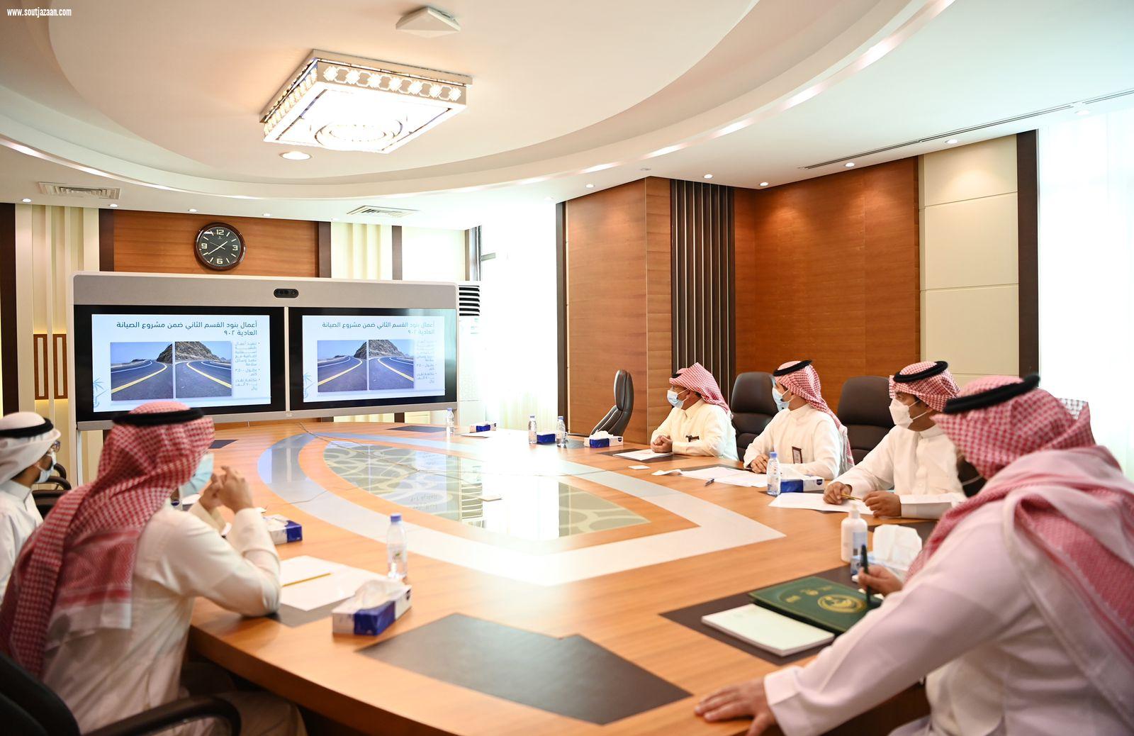 سمو أمير جازان بالنيابة يبحث تنفيذ  مشروعات الطرق بالمنطقة .. 