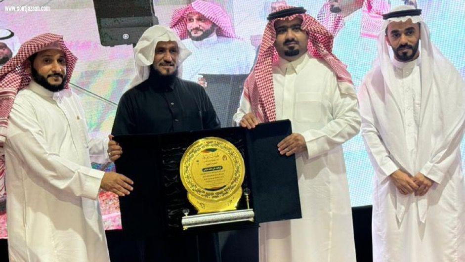 محافظ بيش يشارك الصائمين إفطارهم بجمعية الدعوة ببيش