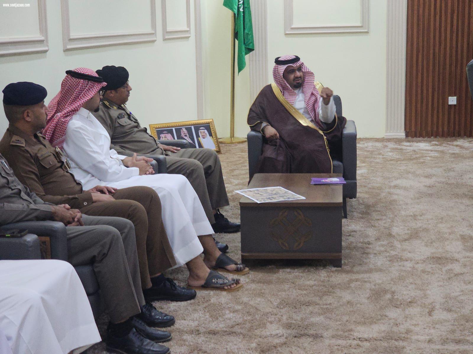 محافظ بيش يرأس لجنة السلامة المرورية الفرعية بالشخوص ميدانياً 