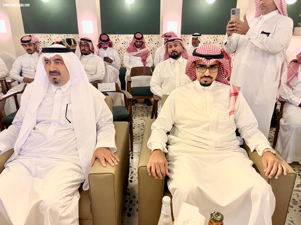 محافظ بيش يدشن مبادرة الشريك الأدبي بمخمل كافيه ببيش