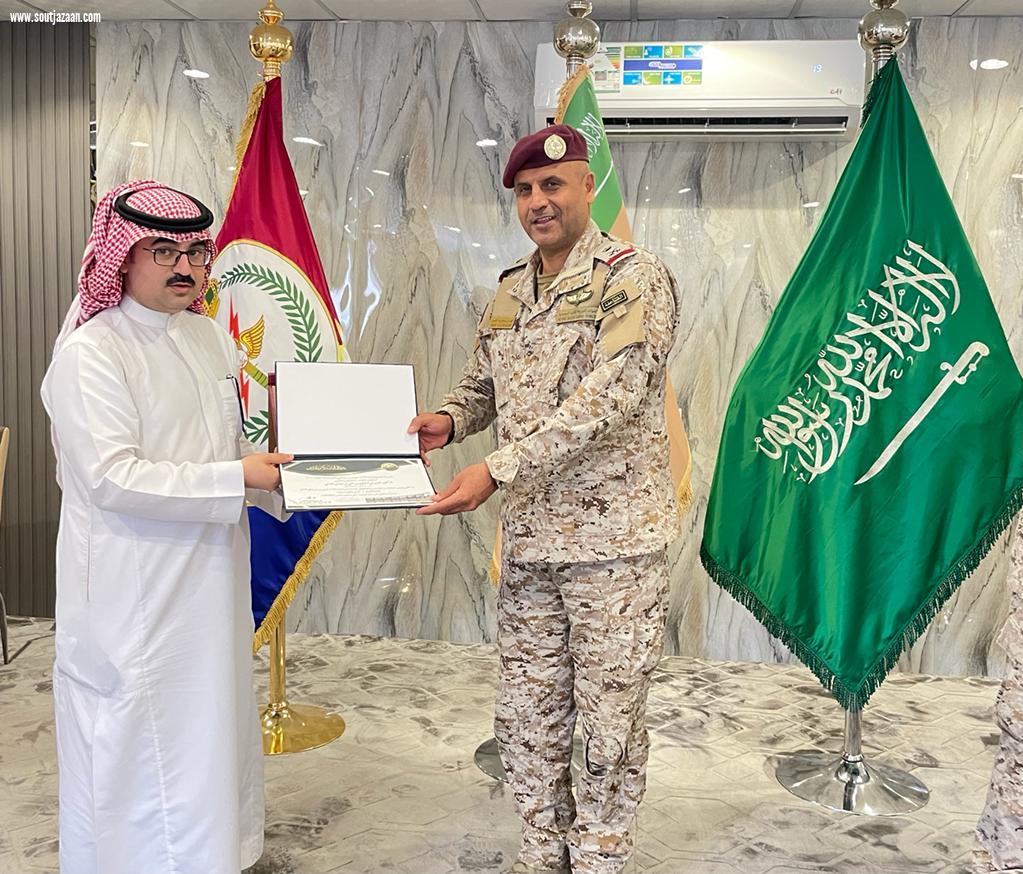 قائد قوة ٣٠٣٠بالحدالحنوبي يكرم مديرمستشفى صامطة