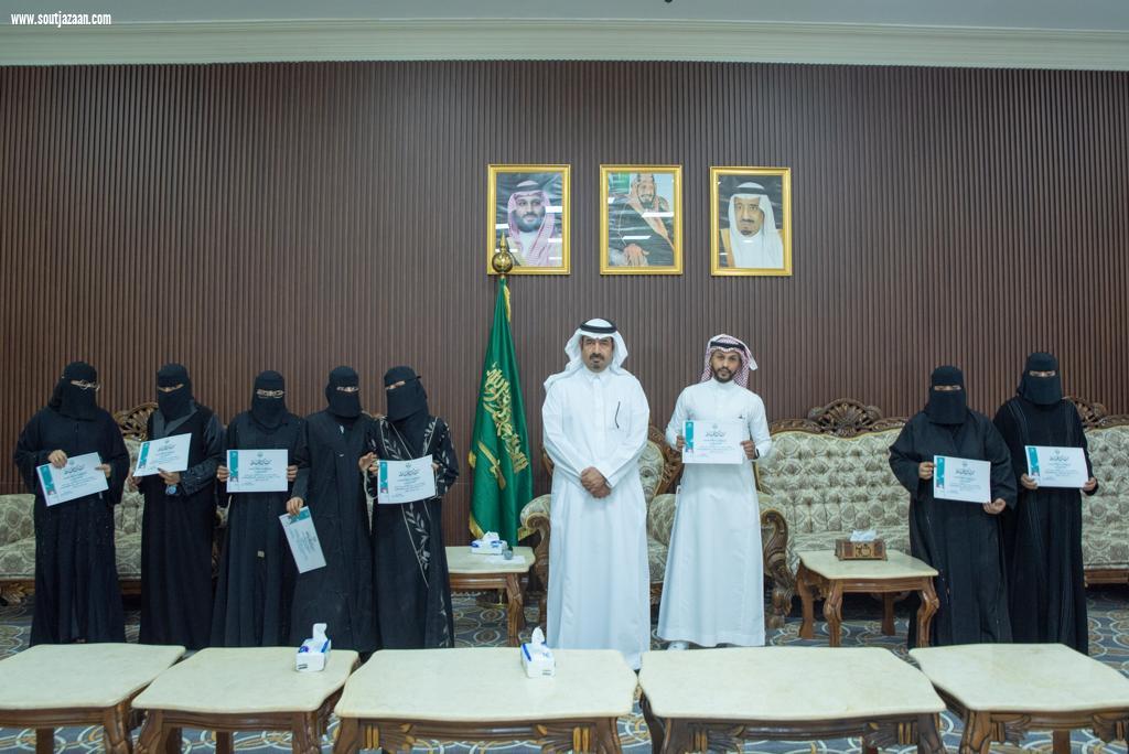 محافظ بيش  آل حفيظ  يكرم المشاركين في حفل اليوم الوطني السعودي ٩٣