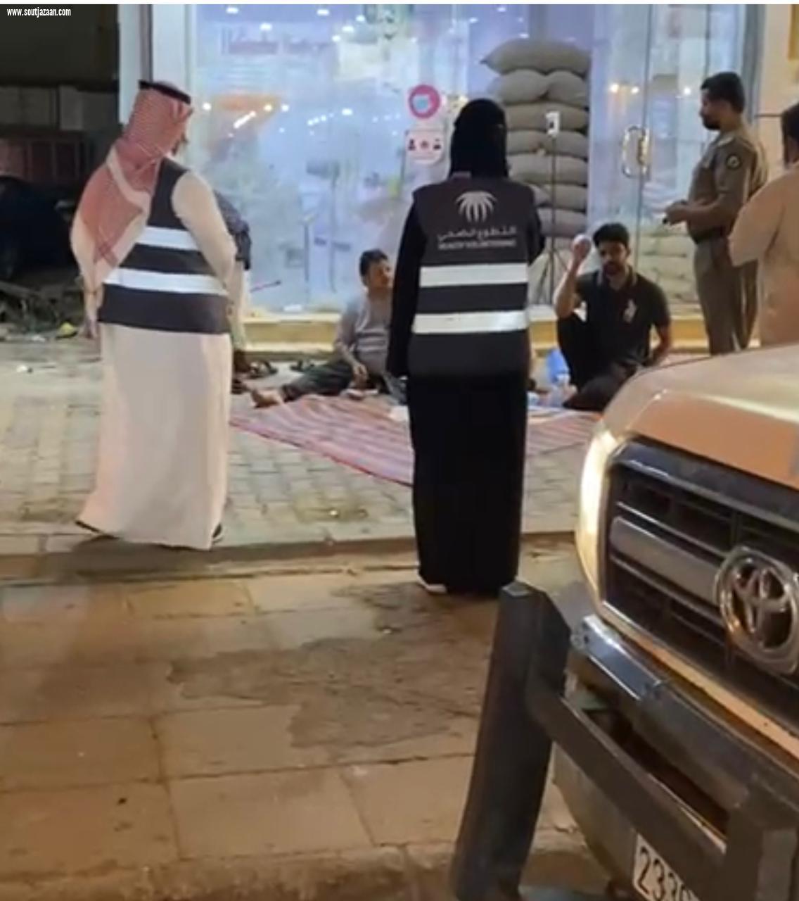 محافظة صامطة قامت فرقة مشتركة من مستشفى صامطة العام وشرطة المحافظة عدد من الجولات الميدانية على بعض  المجمعات التجارية  في المحافظة