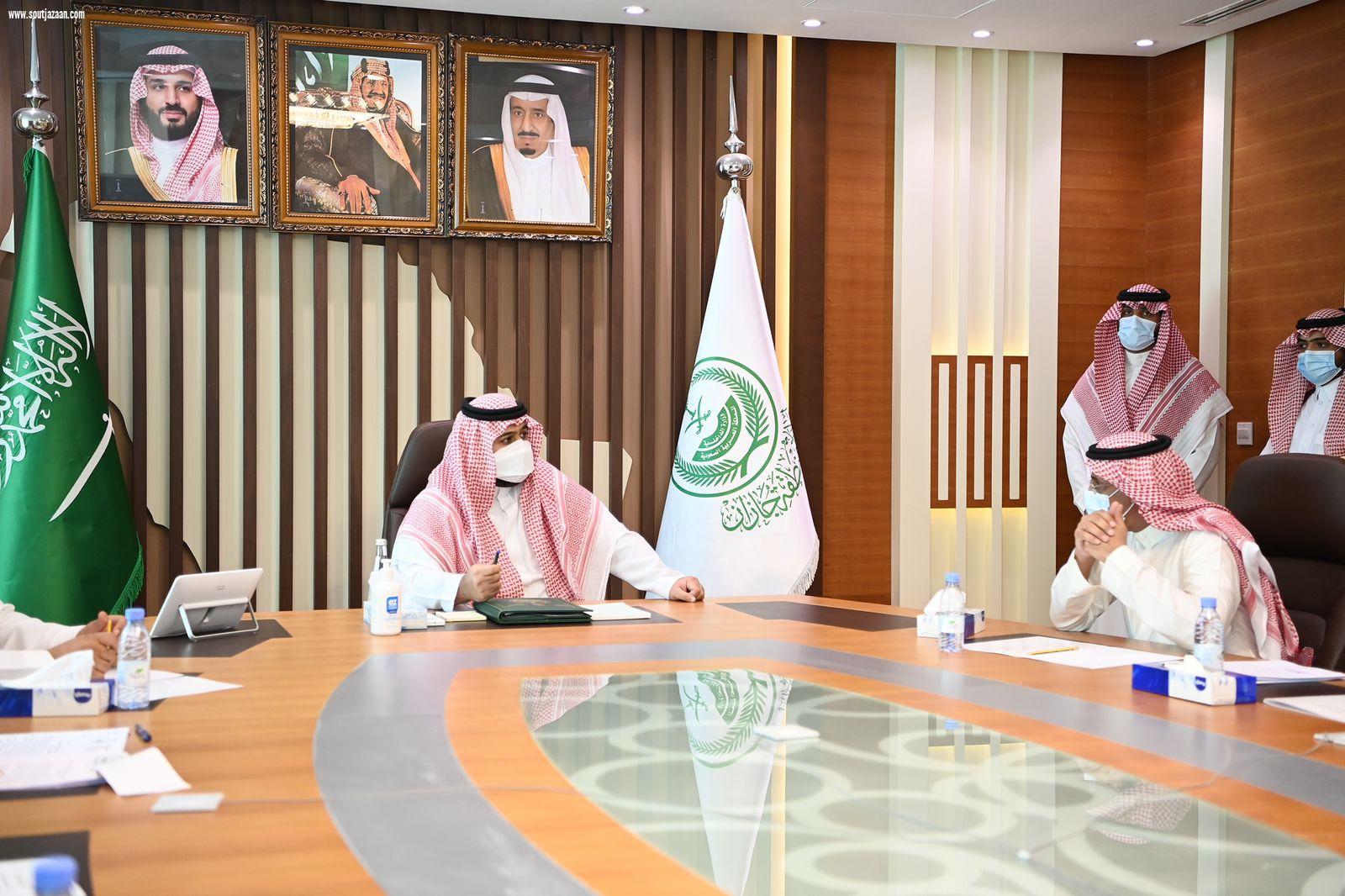 سمو أمير جازان بالنيابة يبحث تنفيذ  مشروعات الطرق بالمنطقة .. 