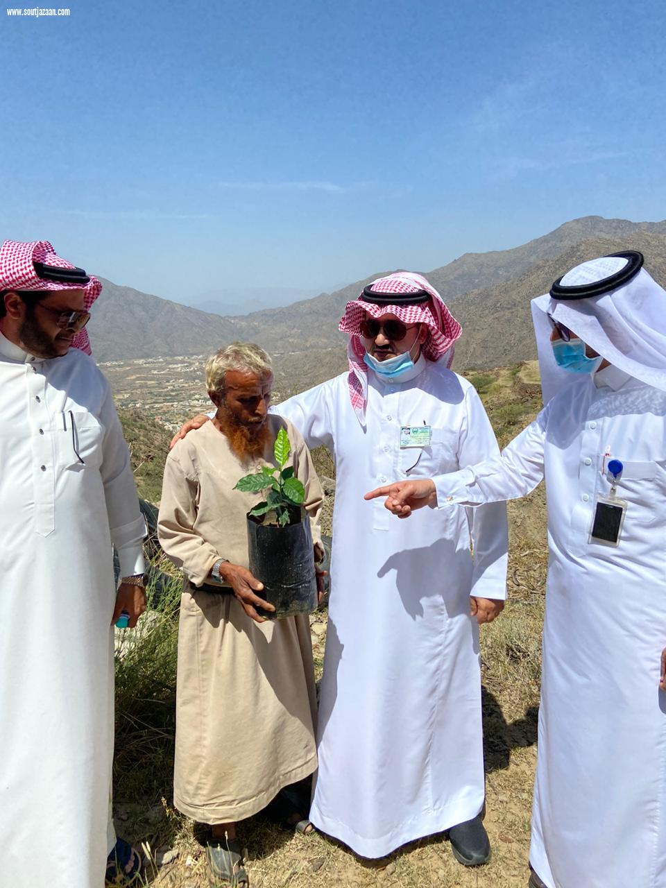 محافظ المجاردة ومدراء الإدارات يقومون بزيارة عدد من المواقع للوقوف على بعض المطالبات والالتقاء ببعض المواطنين ومتابعة معالجة التشوهات البصريه