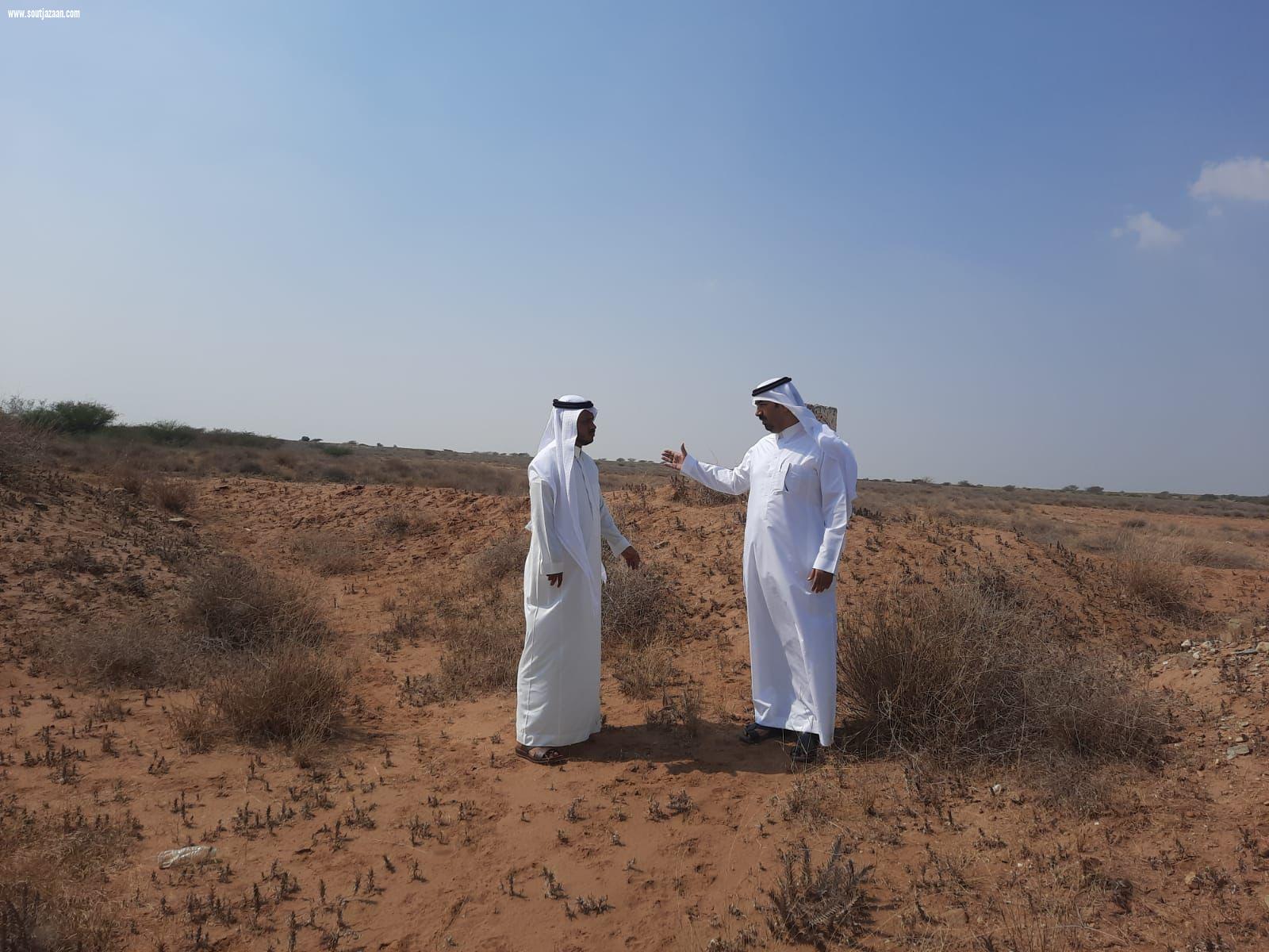 محافظ بيش يقف مع رئيس البلدية على موقع المنطقة الصناعية 
