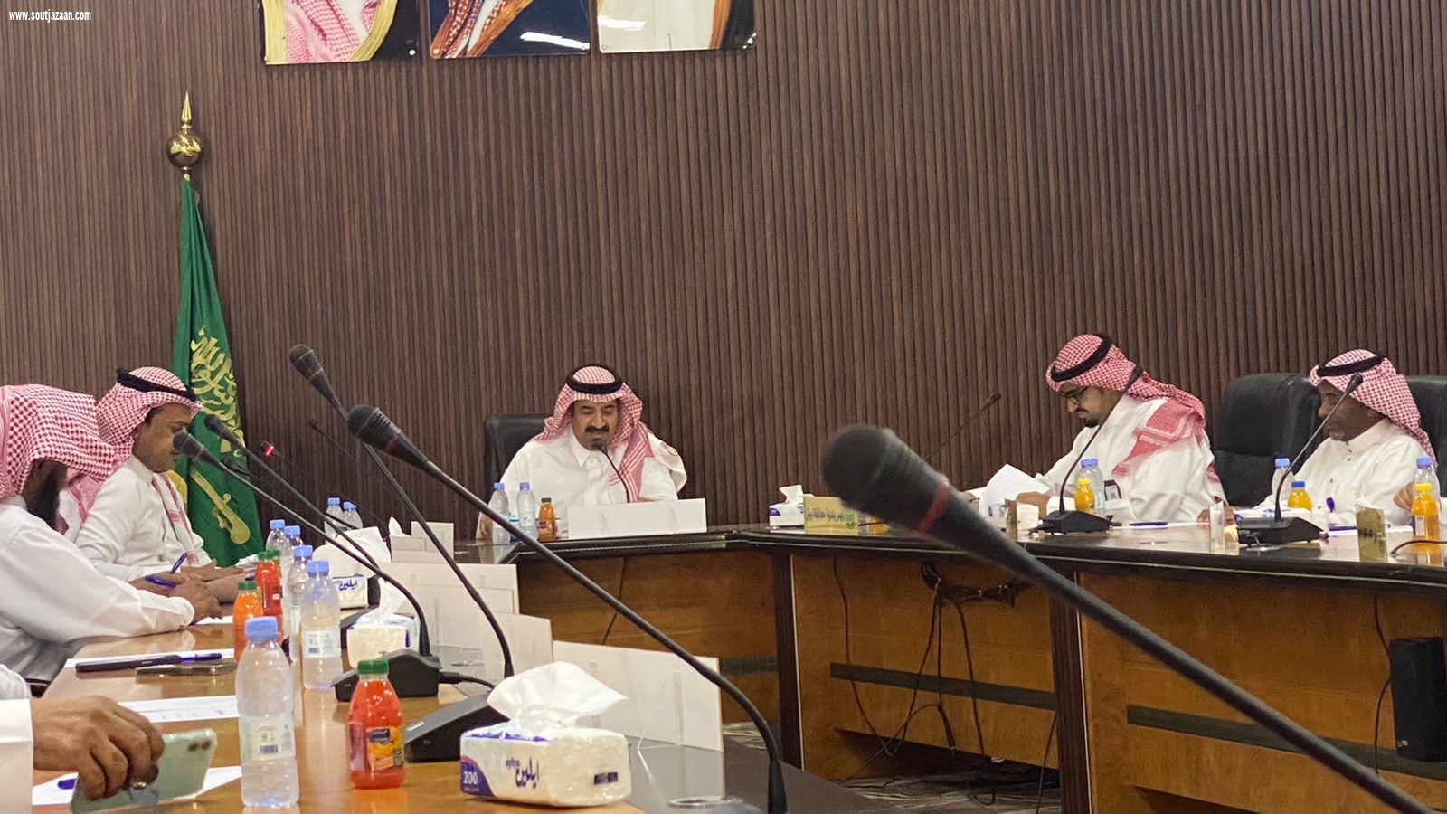 محافظ بيش يترأس جلسة المجلس المحلي في دورته الثانية للعام ٢٠٢٣م