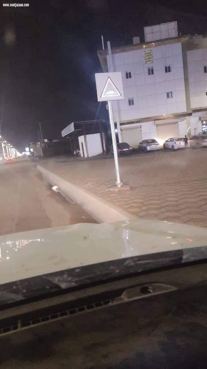 نداء لمسؤولي المرور والبلدية  مطب اسمنتي يسبب تلفيات لمركبات مرتادي الطريق الرئيسي جازان احد المسارحة