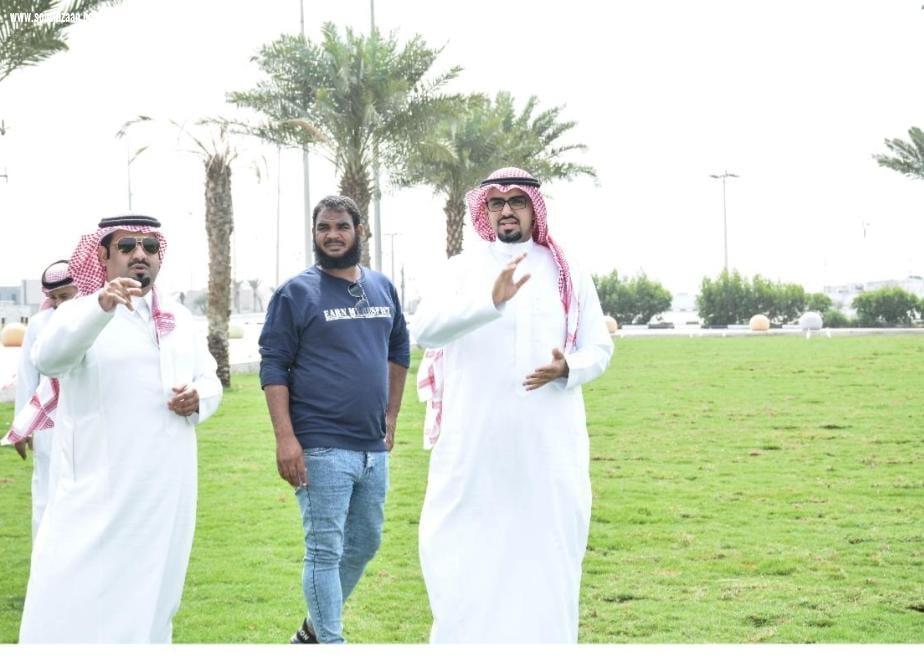 محافظ بيش يتفقد الحدايق والمرافق العامة