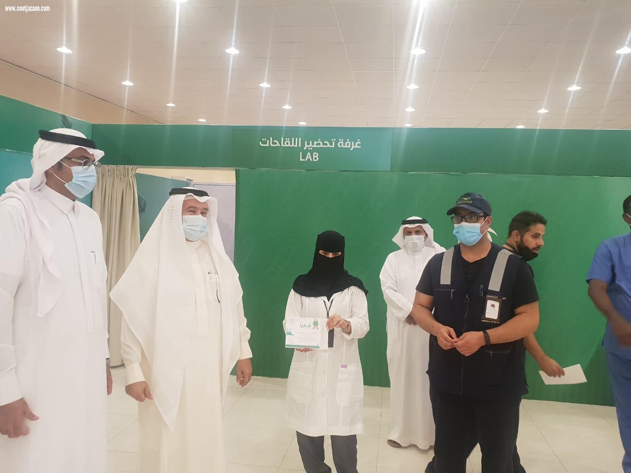 محافظ المجاردة يزور مركز اللقاحات ويتابع آلية تقديم اللقاحات للطلاب والطالبات بدون مواعيد مسبقه