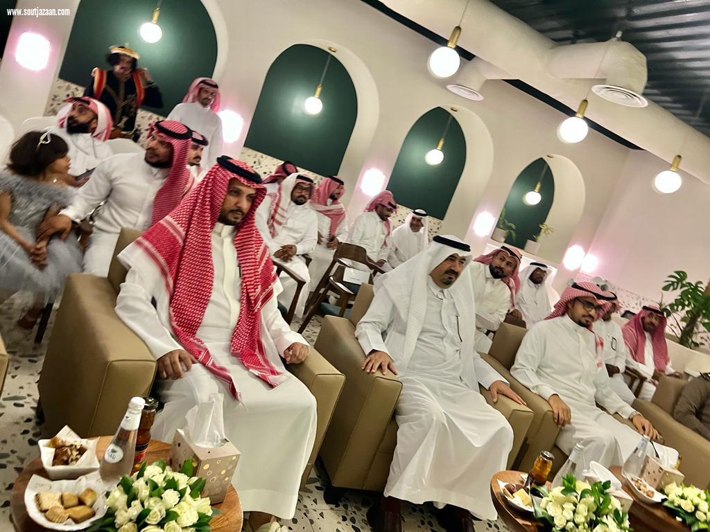 محافظ بيش يدشن مبادرة الشريك الأدبي بمخمل كافيه ببيش