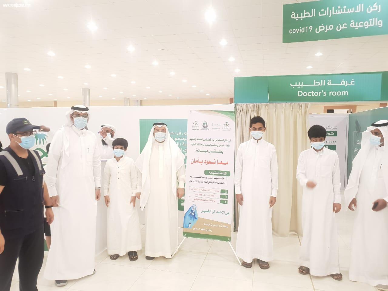 محافظ المجاردة يزور مركز اللقاحات ويتابع آلية تقديم اللقاحات للطلاب والطالبات بدون مواعيد مسبقه