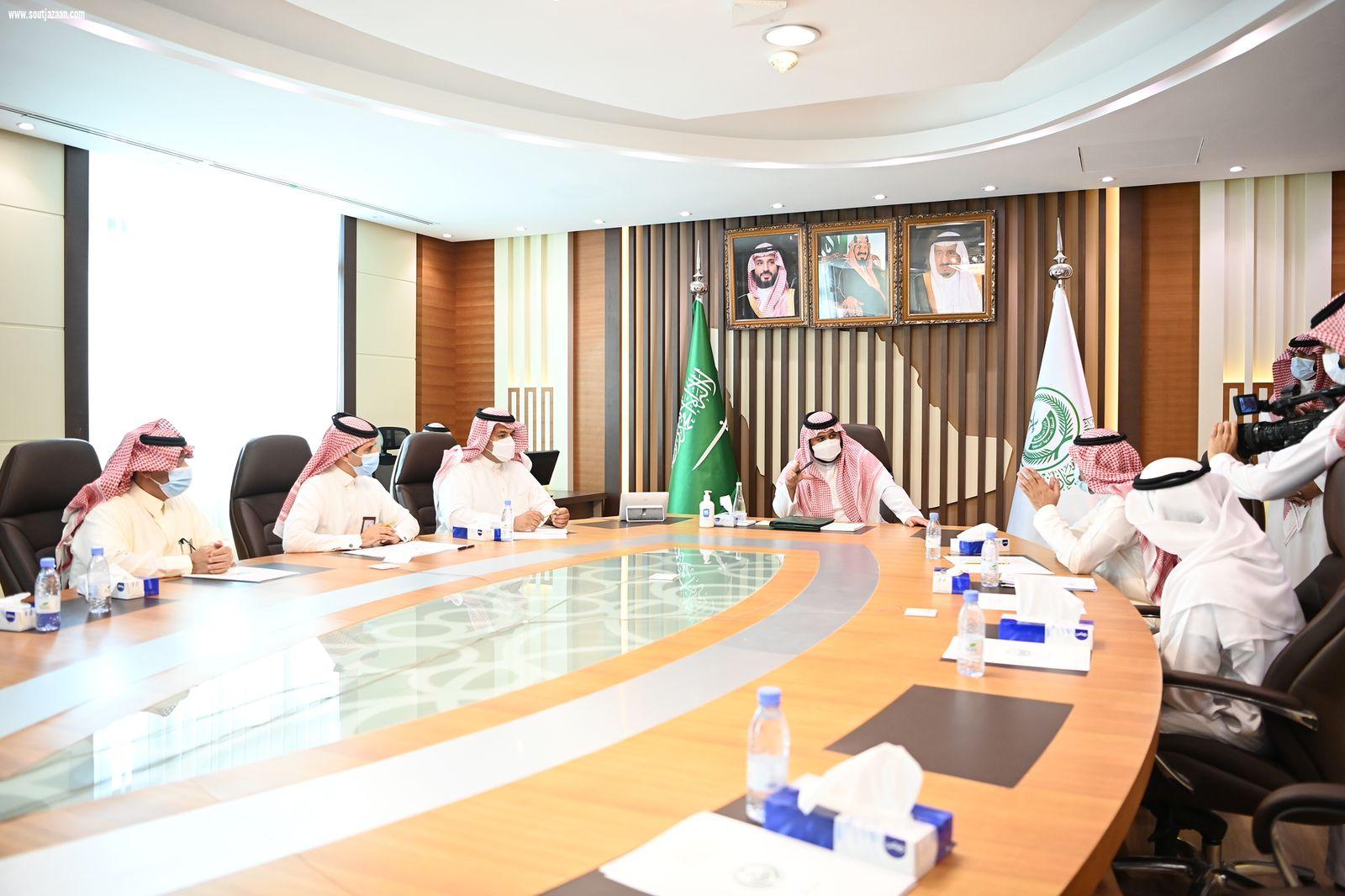 سمو أمير جازان بالنيابة يبحث تنفيذ  مشروعات الطرق بالمنطقة .. 