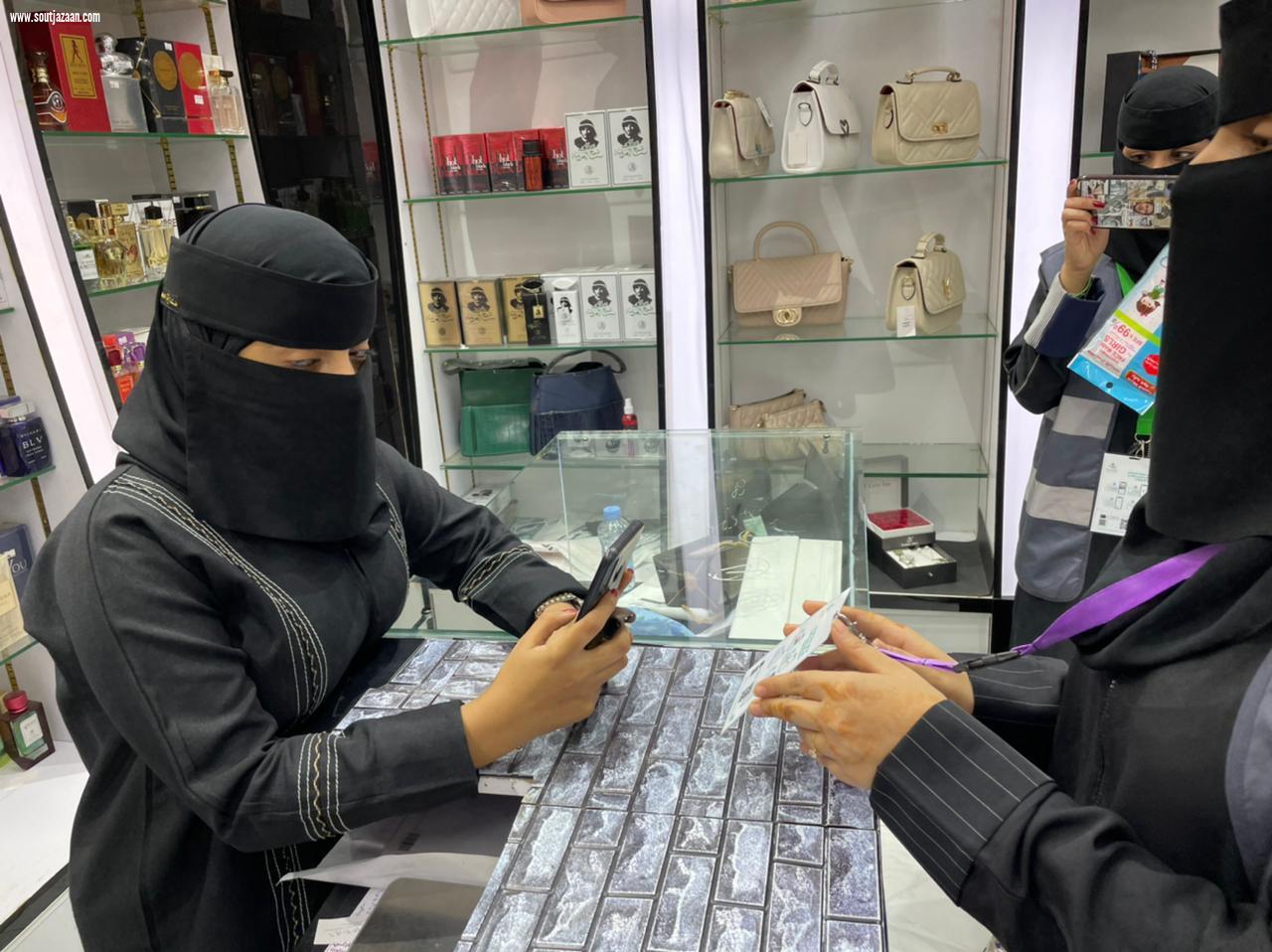 محافظة صامطة قامت فرقة مشتركة من مستشفى صامطة العام وشرطة المحافظة عدد من الجولات الميدانية على بعض  المجمعات التجارية  في المحافظة