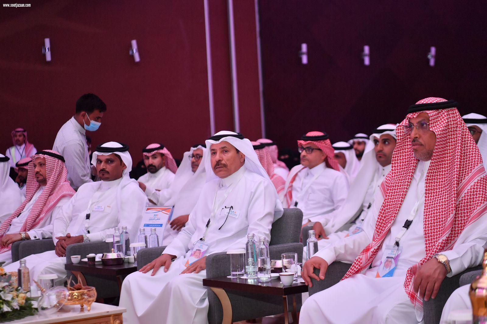قصص نجاح وجلسات حوارية في ملتقى الخريجين بجامعة جازان