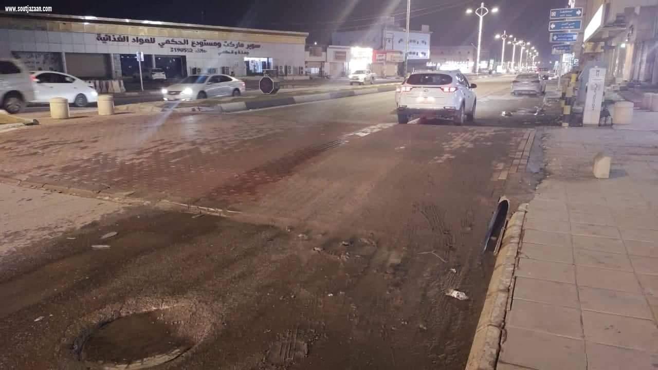 نداء لمسؤولي المرور والبلدية  مطب اسمنتي يسبب تلفيات لمركبات مرتادي الطريق الرئيسي جازان احد المسارحة