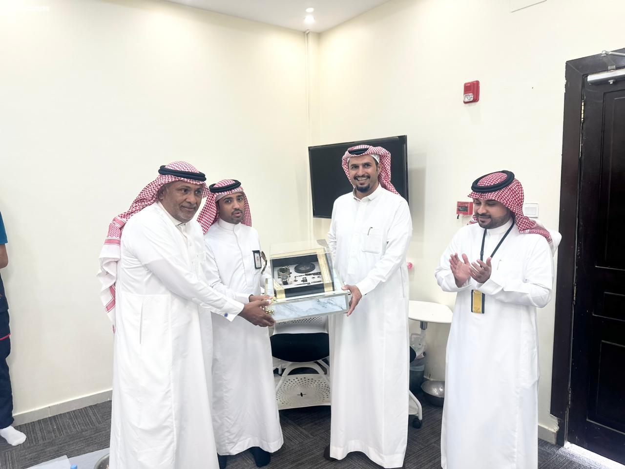منسوبي إدارة الأمن والسلامة بمستشفى إرادة والصحة النفسية بجازان يقيمون حفل تكريم لزميلهم الأحمري