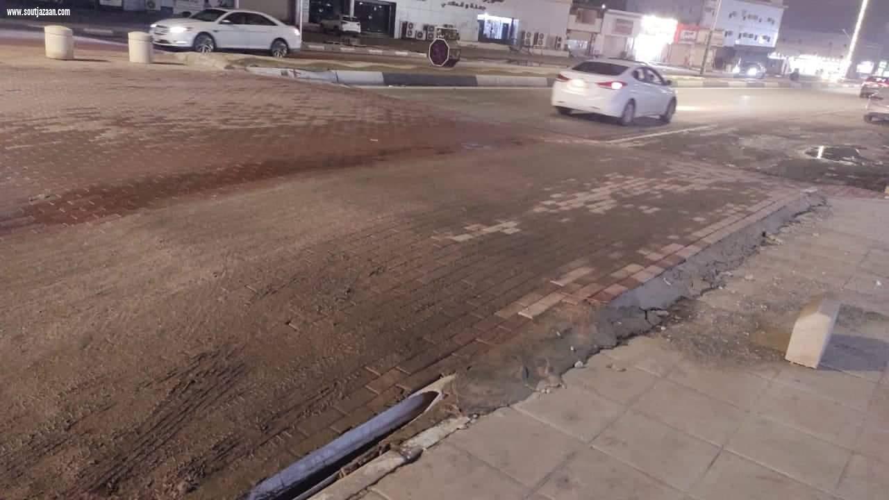 نداء لمسؤولي المرور والبلدية  مطب اسمنتي يسبب تلفيات لمركبات مرتادي الطريق الرئيسي جازان احد المسارحة