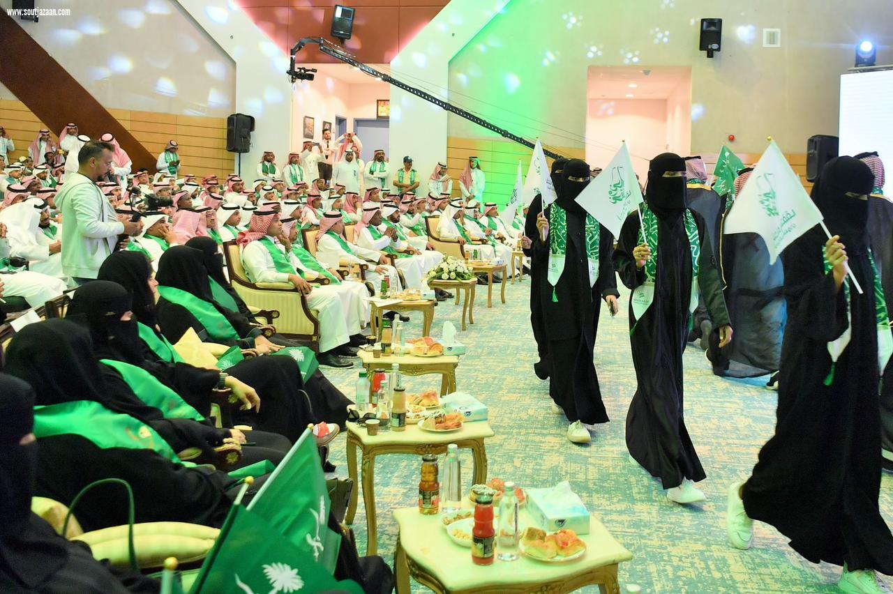بحضور رئيس الجامعة | طلاب وطالبات جامعة جازان يحتفون باليوم الوطني الـ93 