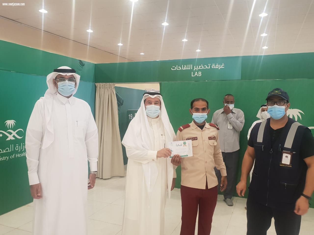 محافظ المجاردة يزور مركز اللقاحات ويتابع آلية تقديم اللقاحات للطلاب والطالبات بدون مواعيد مسبقه