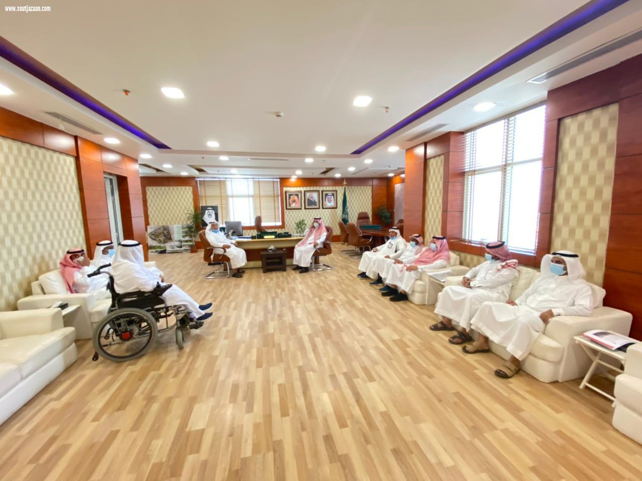 محافظ الدرب يقوم بجولة تفقدية على المشاريع البلدية ويوجه بمضاعفة الجهود وسرعة الإنجاز