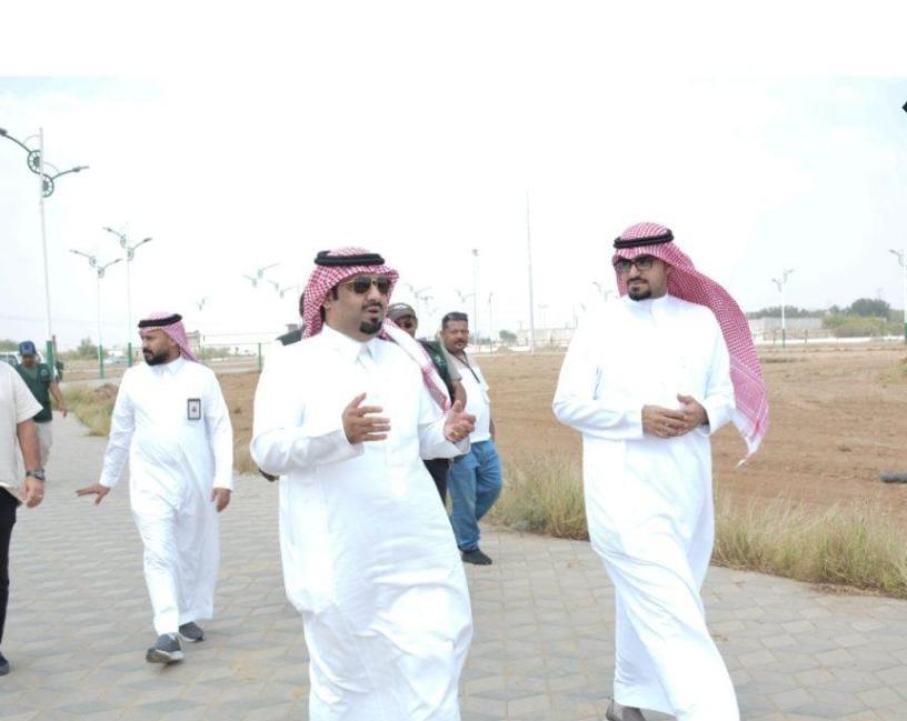 محافظ بيش يتفقد الحدايق والمرافق العامة