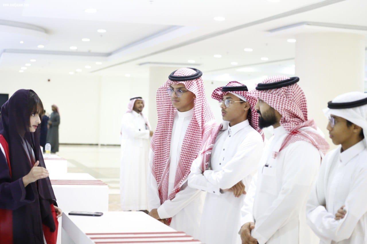 مدير متوسطة حي الروضة بجازان يكرم الطلاب المشاركين في معرض إبداع جازان 2025