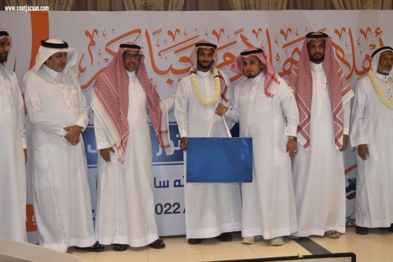 أهالي محافظة بيش يحتفلون بالبطل فني الكهرباء أحمد عطيف 