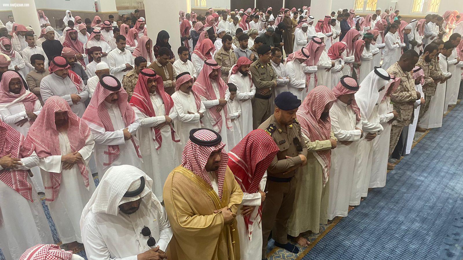 محافظ بيش يؤدي صلاة الميت على الشهيد السعن 