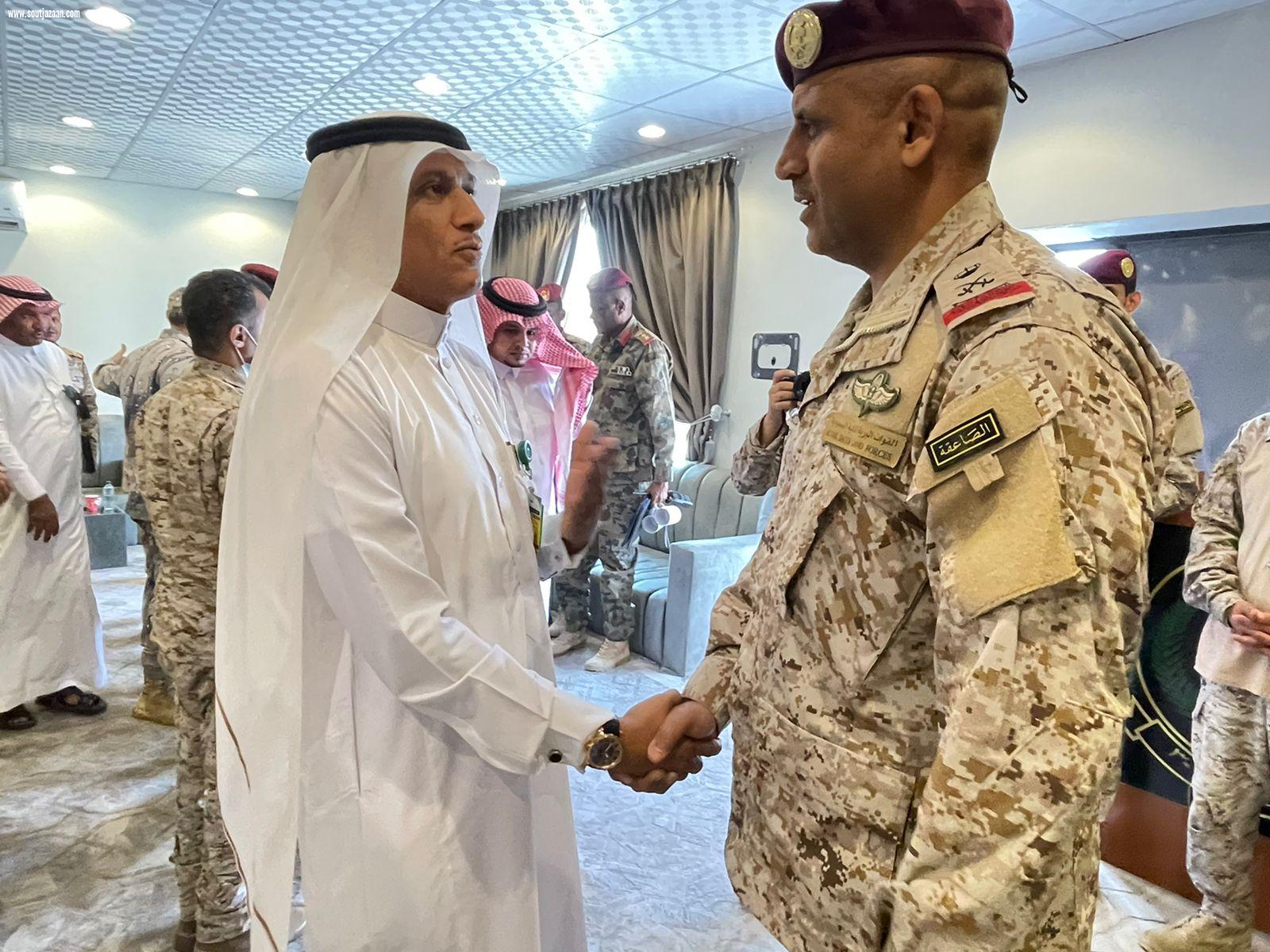 قائد قوة ٣٠٣٠بالحدالحنوبي يكرم مديرمستشفى صامطة