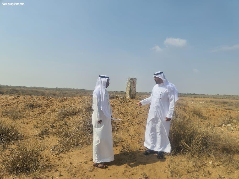 محافظ بيش يقف مع رئيس البلدية على موقع المنطقة الصناعية 
