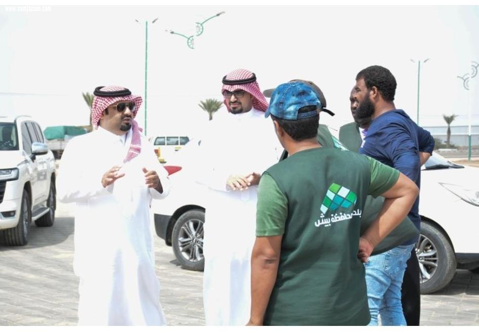 محافظ بيش يتفقد الحدايق والمرافق العامة