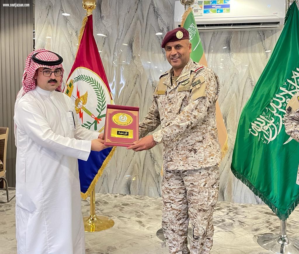 قائد قوة ٣٠٣٠بالحدالحنوبي يكرم مديرمستشفى صامطة