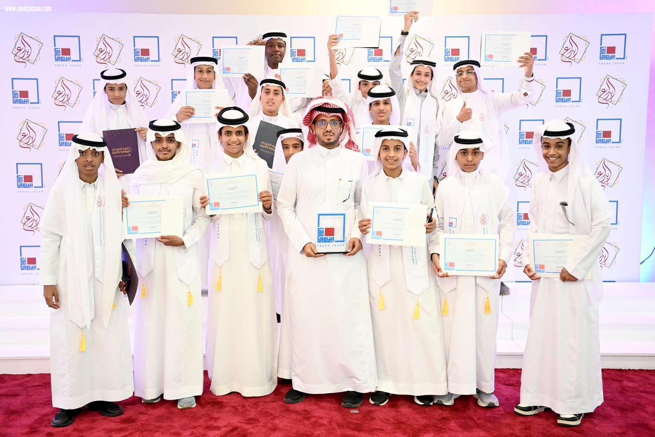 مدير متوسطة حي الروضة بجازان يكرم الطلاب المشاركين في معرض إبداع جازان 2025
