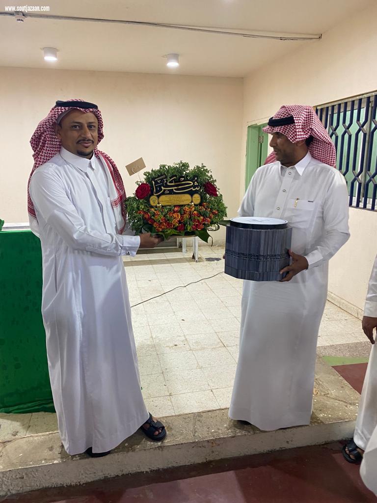 منسوبي  متوسطة وثانوية الدغارير  يكرمون مدير مدرستهم الأستاذ حسين الشعبي 