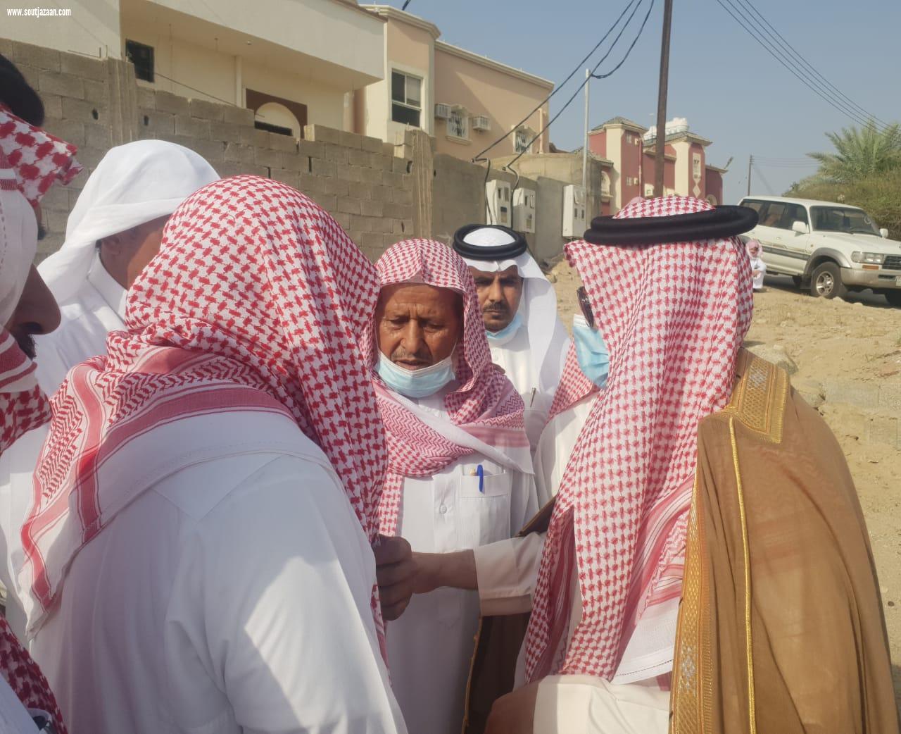 محافظ المجاردة يتقدم المصلين على جثمان شهيد الواجب الشهري وينقل تعازي القيادة الرشيدة لذويه 