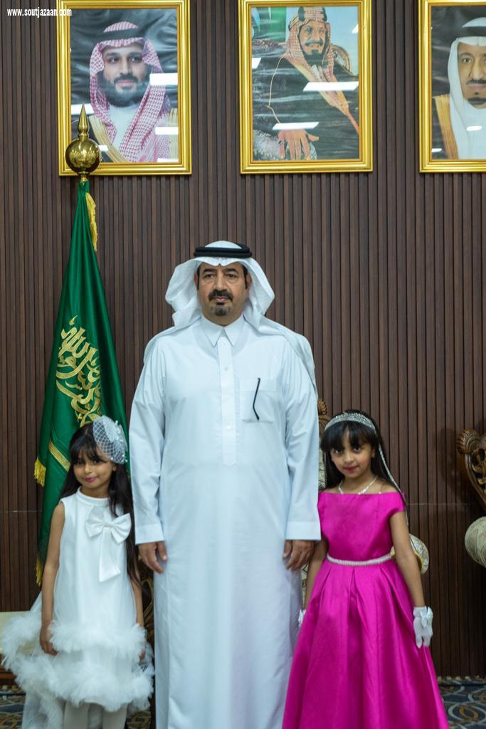 محافظ بيش  آل حفيظ  يكرم المشاركين في حفل اليوم الوطني السعودي ٩٣