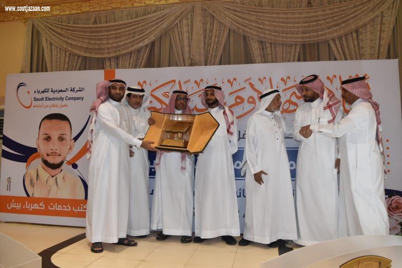 أهالي محافظة بيش يحتفلون بالبطل فني الكهرباء أحمد عطيف 