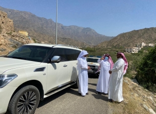 محافظ المجاردة ومدراء الإدارات يقومون بزيارة عدد من المواقع للوقوف على بعض المطالبات والالتقاء ببعض المواطنين ومتابعة معالجة التشوهات البصريه