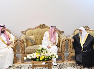 سمو أمير جازان يعايد الشيخ العامري والشيخ معافا