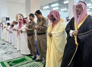محافظ فيفاء يؤدي صلاة عيد الفطر المبارك