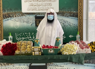 رئاسة الحرمين تستقبل وتودع ضيوفها بالورد والفل والحلويات .