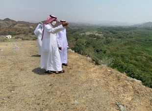 محافظ بيش يتفقد الأودية والأراضي البيضاء ويشدد على الرقابة لمتابعة التعديات. 