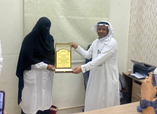 مدير مركز الرعاية الأولية بالحصمة يكرم الأطباء المتميزين خلال شهرسبتمبر