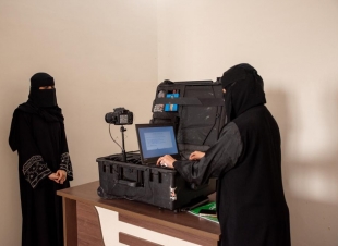 الوحدة المتنقلة للأحوال المدنية تقدم خدماتها بمحافظة بيش 