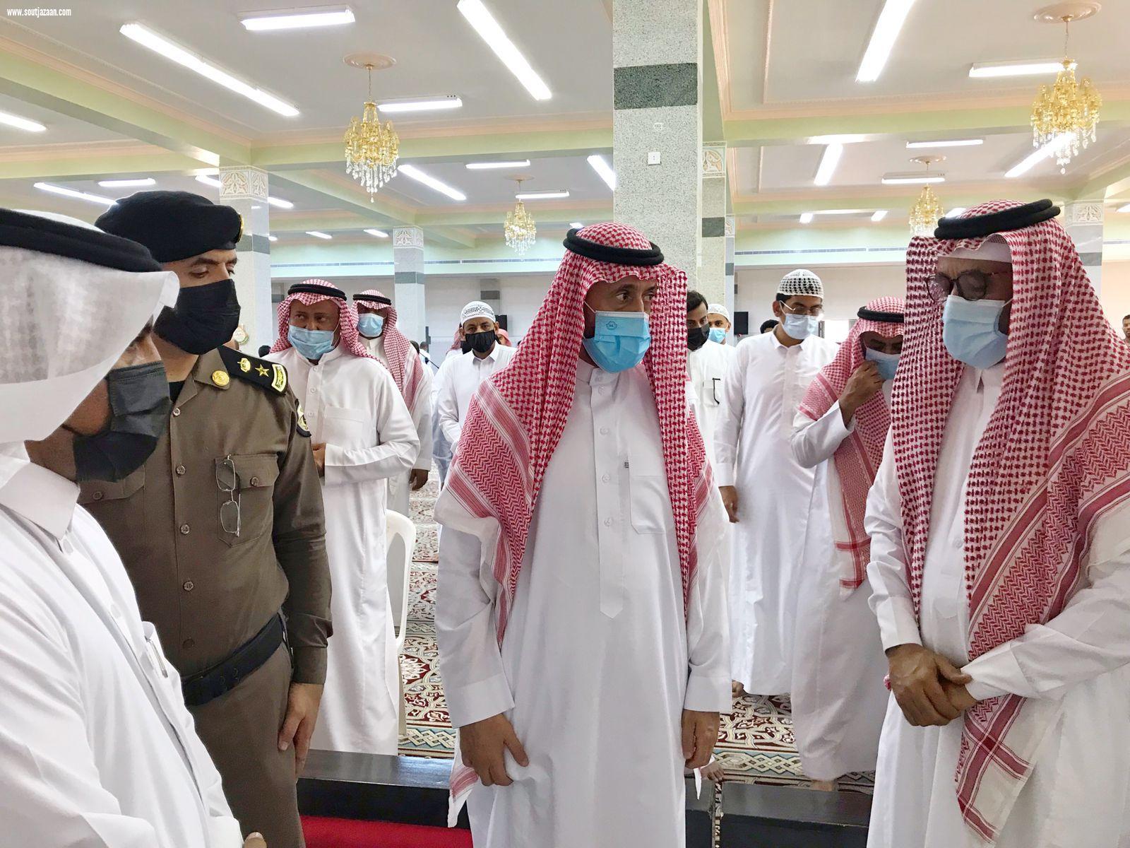 محافظ محايل في مقدمة مستقبلي جثمان الشهيد حمدان خواجي 